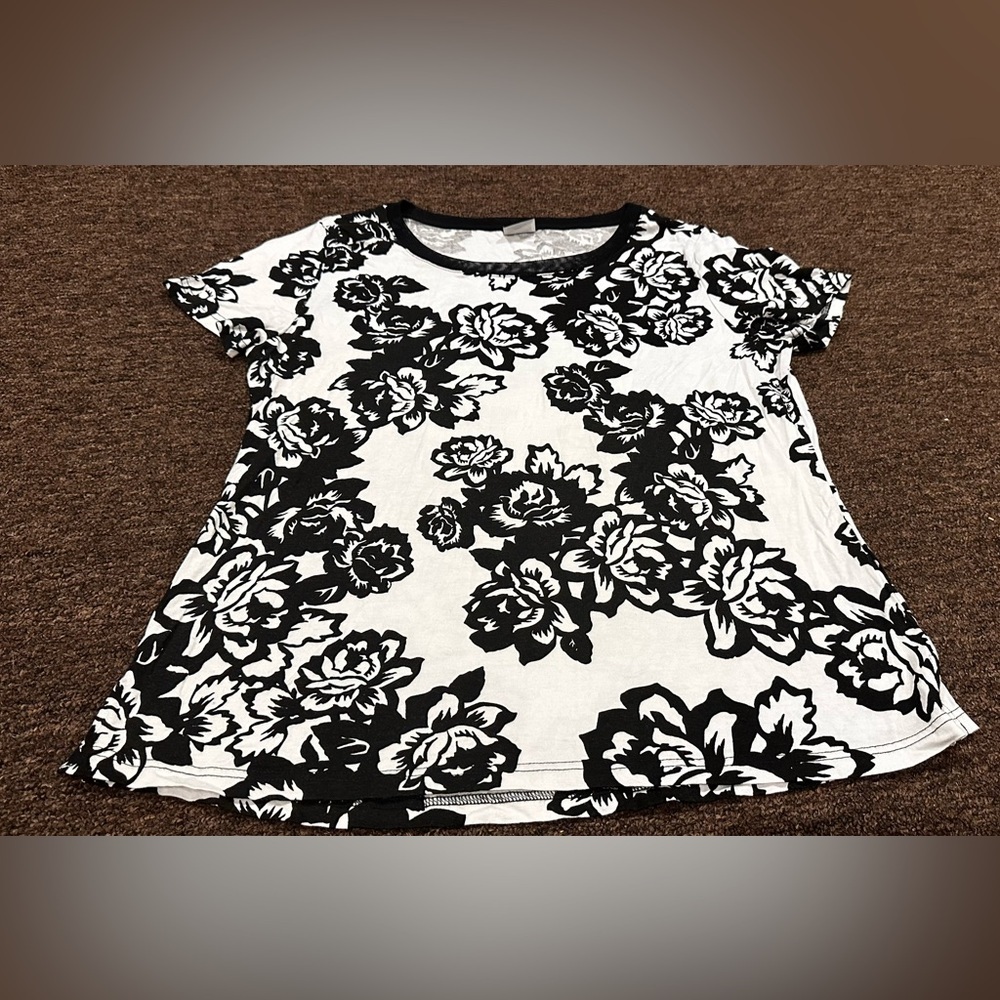 Sixth sense black and white floral women's short sleeve tee Sz L